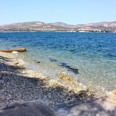 Family Friendly Seaside Arbanija, Ciovo - 5220 דירה טרוגיר