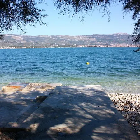 Family Friendly Seaside Arbanija, Ciovo - 5220 * טרוגיר