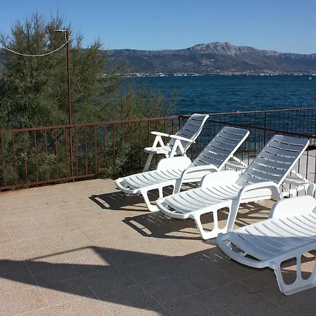 Family Friendly Seaside Arbanija, Ciovo - 5220 טרוגיר