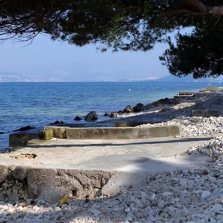 Family Friendly Seaside Arbanija, Ciovo - 5220 טרוגיר