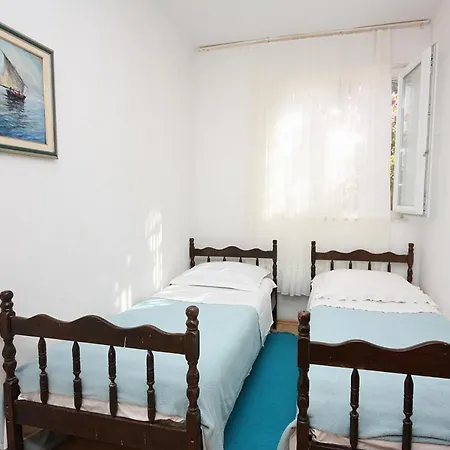 Family Friendly Seaside Arbanija, Ciovo - 5220 * טרוגיר