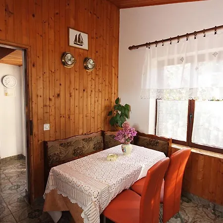 Family Friendly Seaside Arbanija, Ciovo - 5220 * טרוגיר