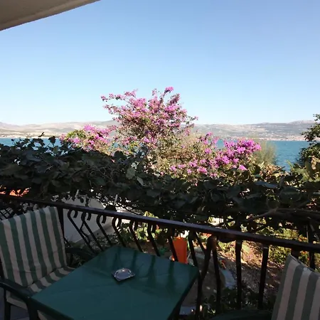 דירה Family Friendly Seaside Arbanija, Ciovo - 5220
