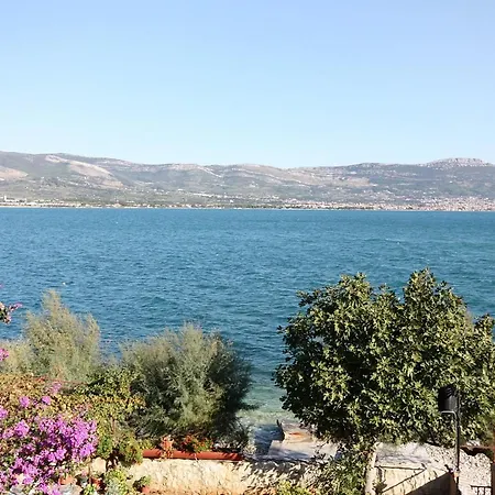 Family Friendly Seaside Arbanija, Ciovo - 5220 טרוגיר