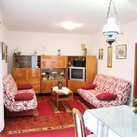 Family Friendly Seaside Arbanija, Ciovo - 5220 * טרוגיר