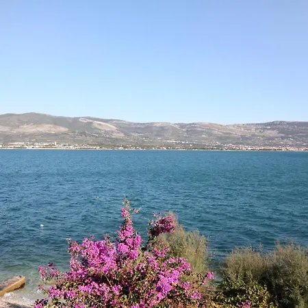 דירה Family Friendly Seaside Arbanija, Ciovo - 5220 טרוגיר