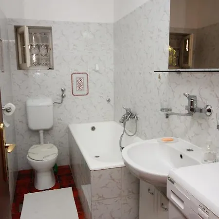 Family Friendly Seaside Arbanija, Ciovo - 5220 דירה