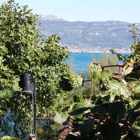 דירה Family Friendly Seaside Arbanija, Ciovo - 5220 טרוגיר