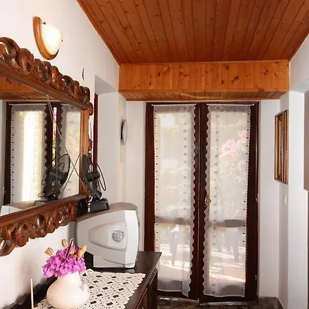 Family Friendly Seaside Arbanija, Ciovo - 5220 דירה