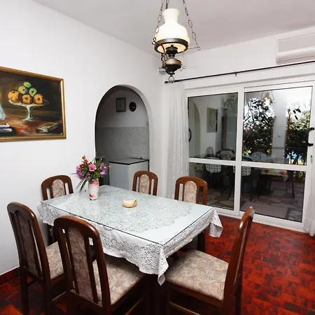 דירה Family Friendly Seaside Arbanija, Ciovo - 5220 *