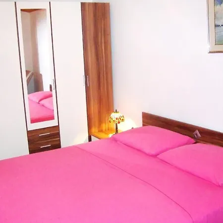 Family Friendly Seaside Arbanija, Ciovo - 5220 Appartement