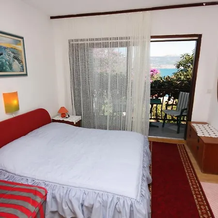 דירה Family Friendly Seaside Arbanija, Ciovo - 5220 טרוגיר