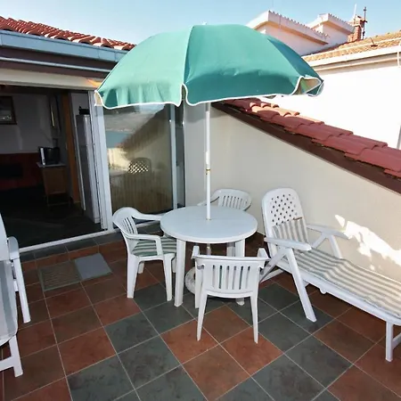 Family Friendly Seaside Arbanija, Ciovo - 5220 דירה טרוגיר