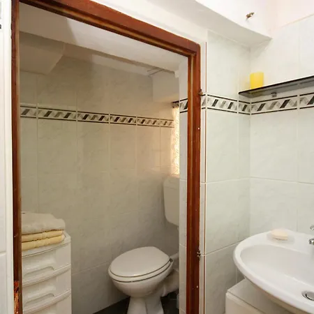 Family Friendly Seaside Arbanija, Ciovo - 5220 דירה