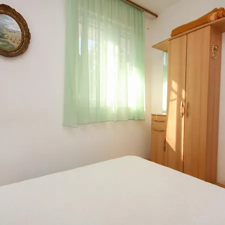 Family Friendly Seaside Arbanija, Ciovo - 5220 טרוגיר
